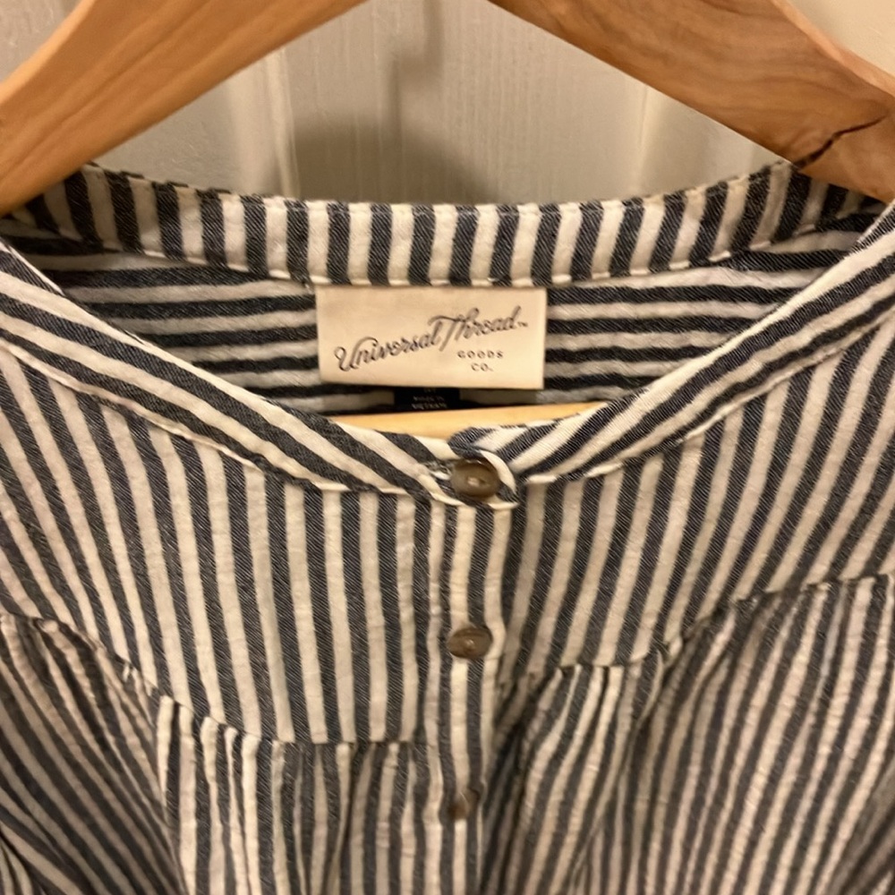 Universal Thread Button Down Shirt. - Picture 2 of 4